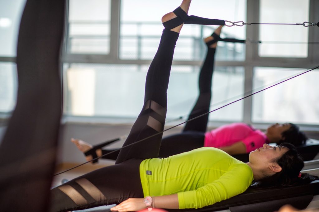 Eine gute Körperhaltung verbessert die Gehirnleistung. Pilates hilft dabei.